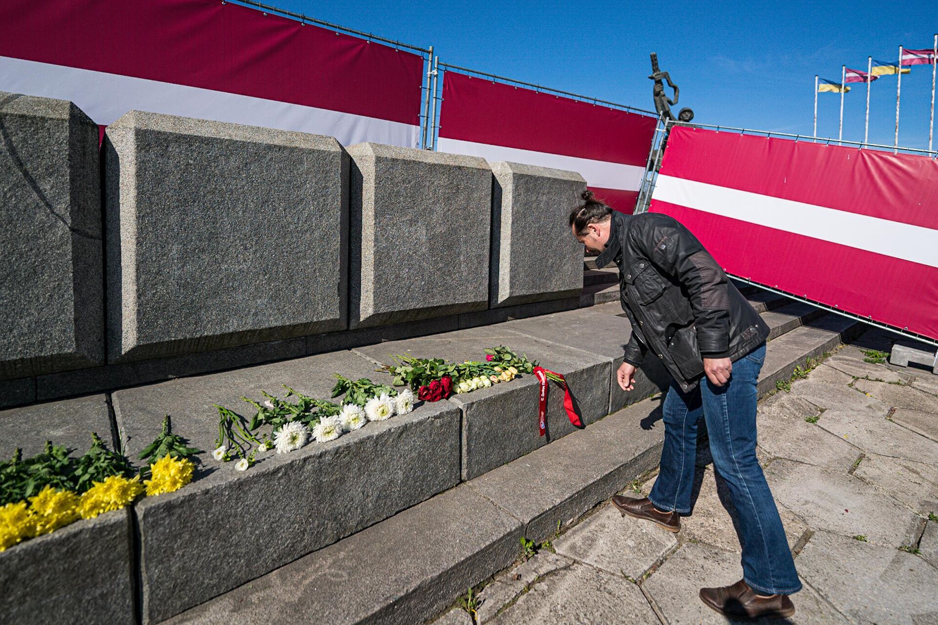 Жители Риги 10 мая вновь возлагают цветы к памятнику Освободителям - Sputnik Латвия, 1920, 10.05.2022
