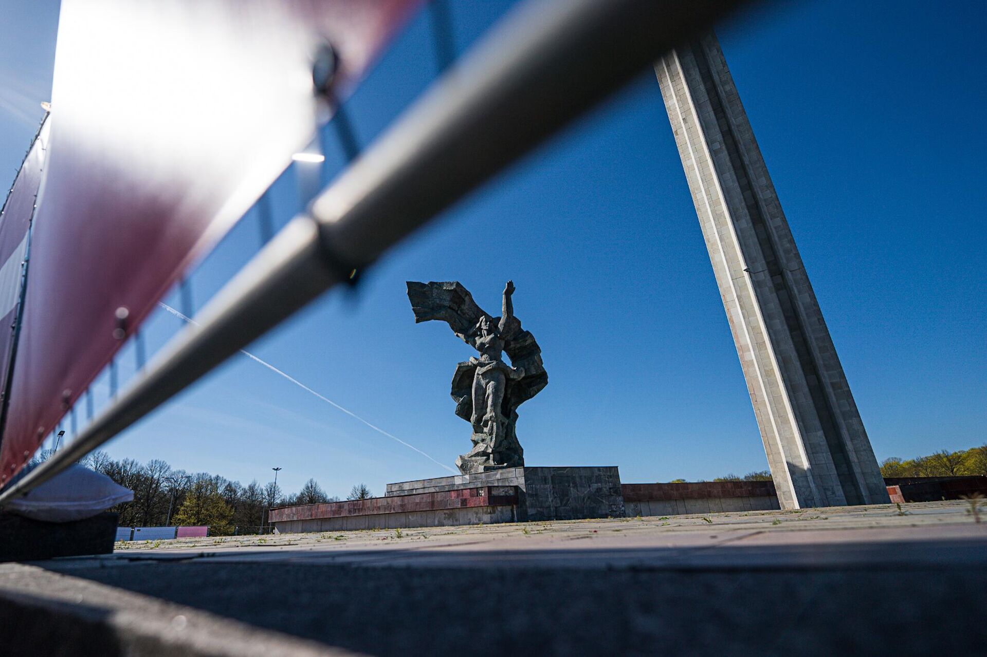 Жители Риги 10 мая вновь возлагают цветы к памятнику Освободителям - Sputnik Latvija, 1920, 10.05.2022