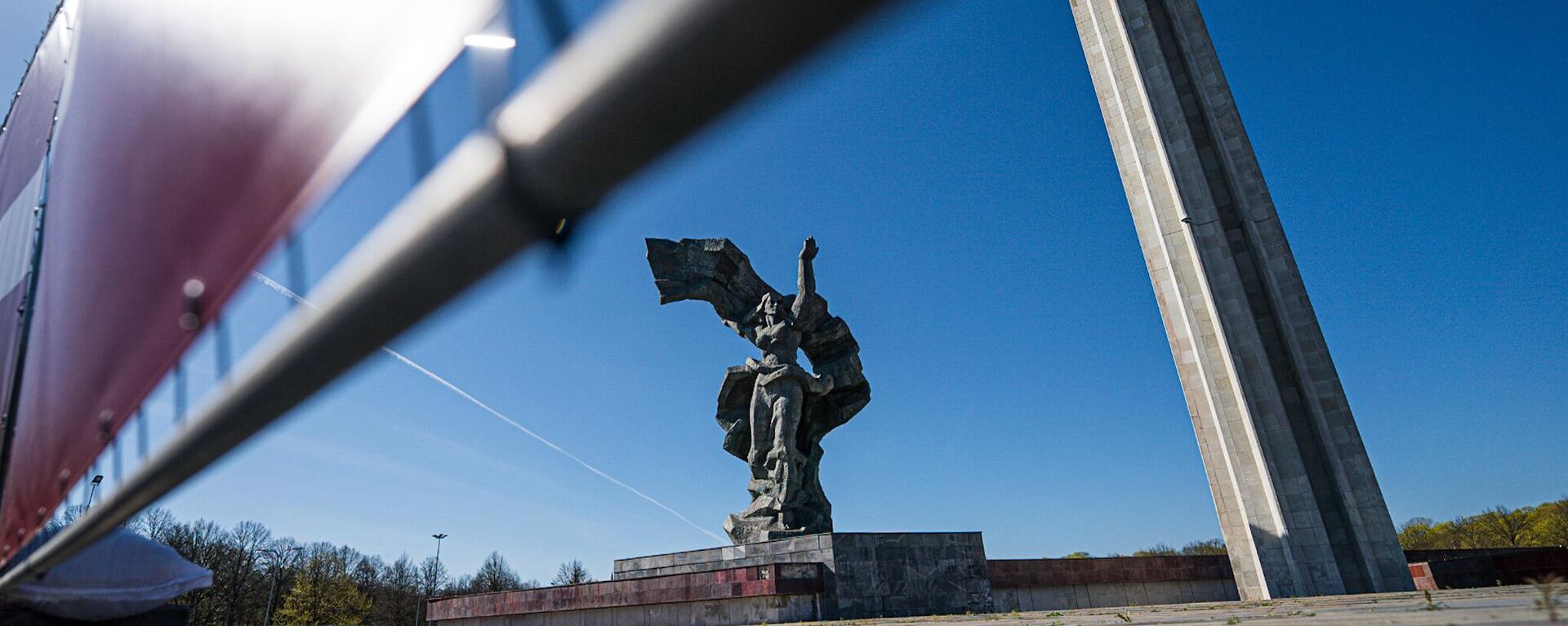 Жители Риги 10 мая вновь возлагают цветы к памятнику Освободителям - Sputnik Латвия, 1920, 14.05.2022