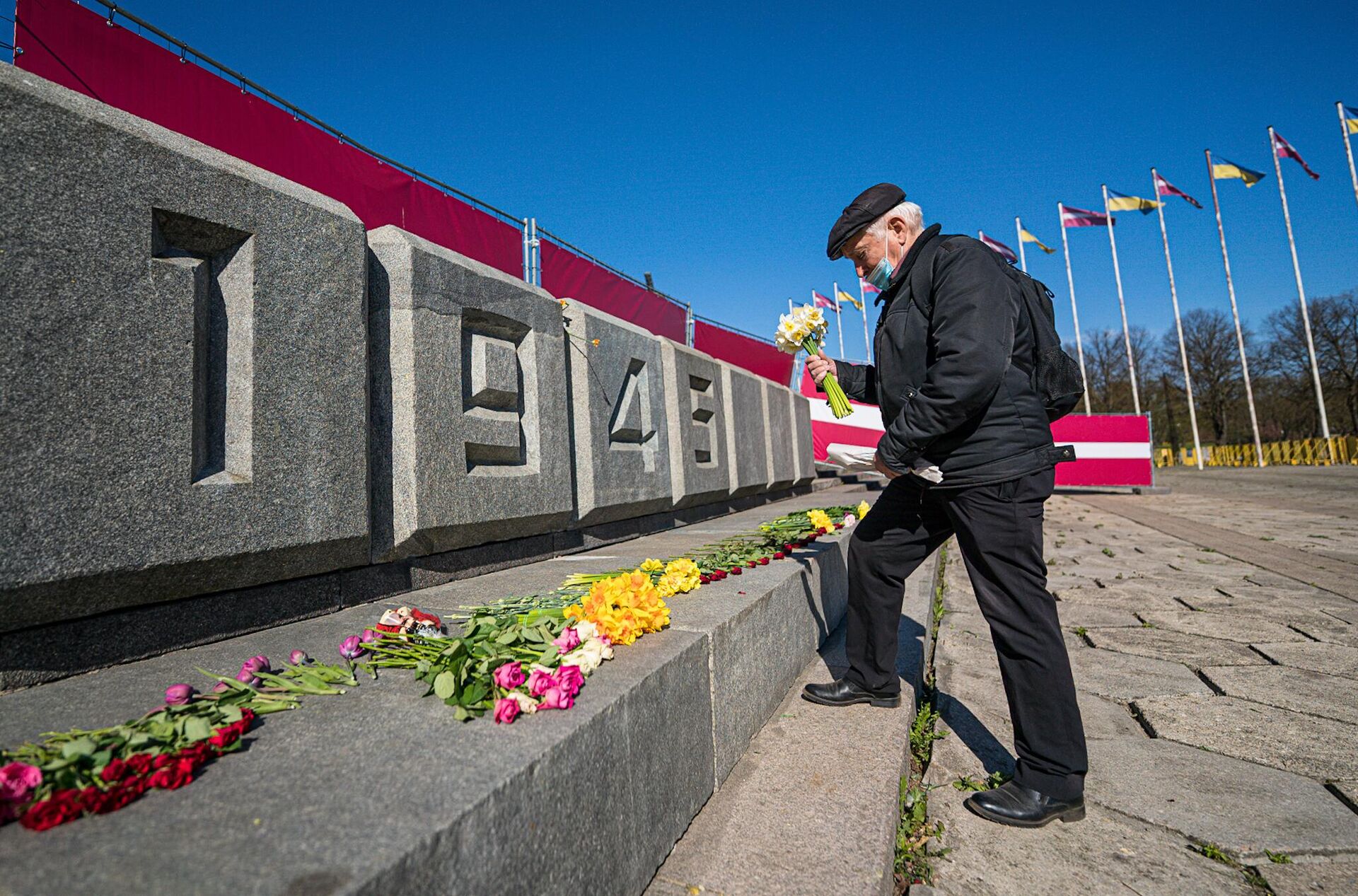 Жители Риги 10 мая вновь возлагают цветы к памятнику Освободителям - Sputnik Латвия, 1920, 10.05.2022