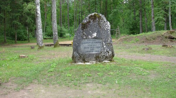 Памятник советским разведчикам в посёлке Томе. 26 июня 2007 года - Sputnik Латвия