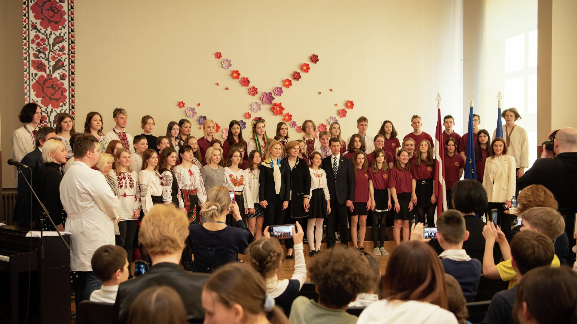 Заместитель председателя Верховной рады Украины Елена Кондратюк посетила Рижскую украинскую среднюю школу, 9 мая 2022 года  - Sputnik Латвия, 1920, 28.06.2022