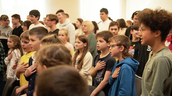 Заместитель председателя Верховной рады Украины Елена Кондратюк посетила Рижскую украинскую среднюю школу, 9 мая 2022 года  - Sputnik Латвия