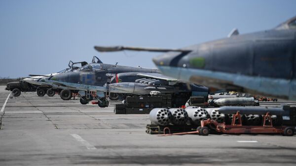 Самолеты Су-25 и Су-24 авиагруппы ВКС РФ перед боевым вылетом в рамках специальной военной операции - Sputnik Latvija