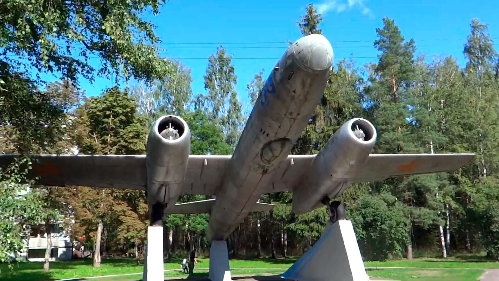 Памятник летчикам 1-го Гвардейского авиационного полка ВВС Балтийского флота в Скулте - Sputnik Латвия, 1920, 06.05.2022