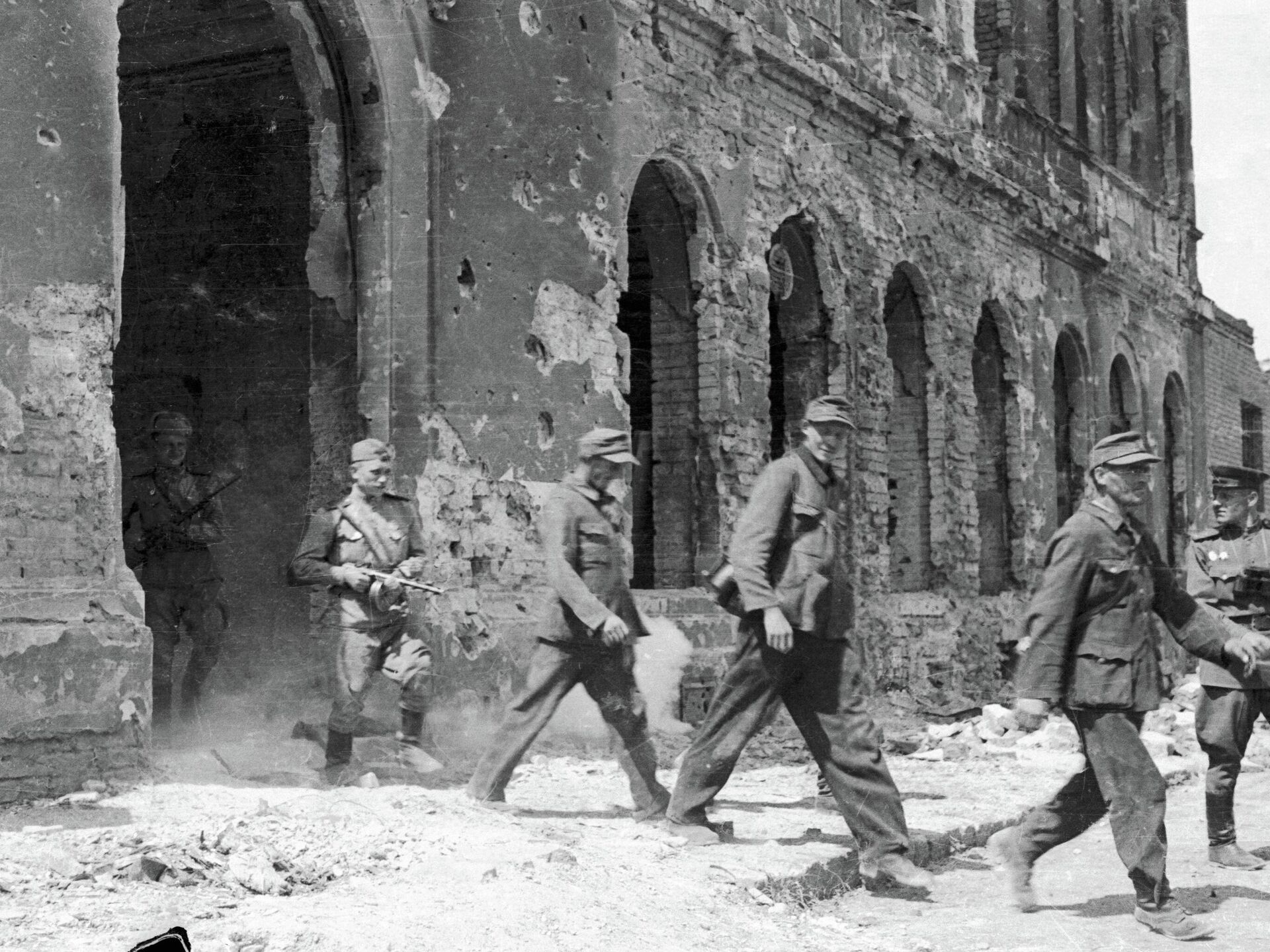Победа над вермахтом. Пленные немецкие генералы у Рейхстага. Освобождение Риги. Фото Германия поражение.