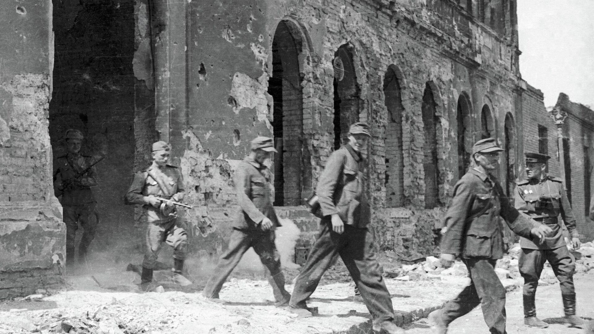 Солдаты вермахта сдаются в плен Красной Армии. Архивное фото - Sputnik Latvija, 1920, 15.05.2022