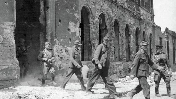 Солдаты вермахта сдаются в плен Красной Армии. Архивное фото - Sputnik Latvija