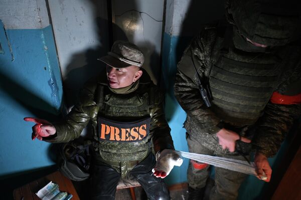 Ķīnas telekanāla &quot;Fenix TV&quot; kara korespondentis Ļu Jui Guans tika ievainots, kad žurnālistu grupa nonāca apšaudē Mariupolē - Sputnik Latvija
