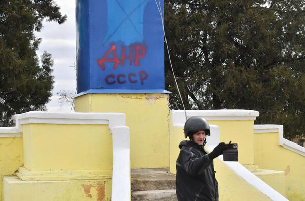 Žurnālists fotografējas pie monumenta ar uzrakstu &quot;DTR PSRS&quot; Graņitnoje ciemā - Sputnik Latvija