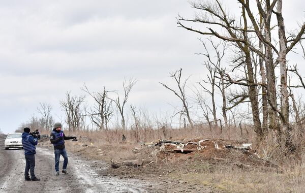 Žurnālisti Ukrainas BS pamestajās pozīcijās Širokino ciema rajonā DTR - Sputnik Latvija