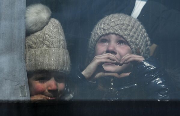 Vispirms evakuē bērnus, sirmgalvjus un sievietes - Sputnik Latvija