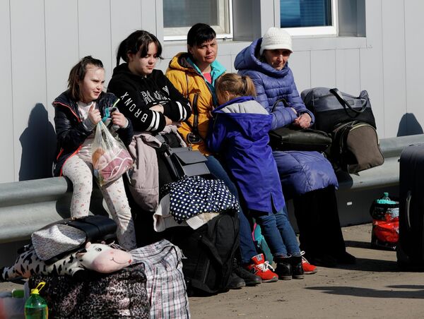 Bēgļi no Harkovas pagaidu izmitināšanas punktā Maļinovkas ciemā Belgorodas apgabalā - Sputnik Latvija