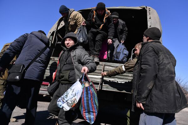 Mariupoles iedzīvotāji kāpj ārā no DTR karavīru mašīnas Sartana ciemā. Doņeckas karavīri izved bēgļus šurp, pēc tam viņi autobusos brauc uz pagaidu izmitināšanas punktu Novoazovas rajonā - Sputnik Latvija