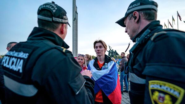 Государственная полиция Латвии потребовала у молодого человека убрать российский флаг у памятника Освободителям в Риге  - Sputnik Latvija
