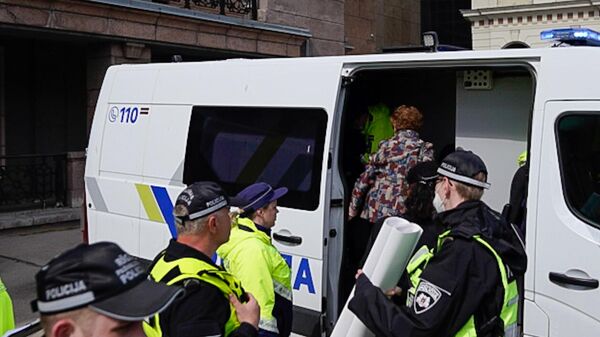 Момент задержания Татьяны Жданок на Ратушной площади в Риге, 13 мая 2022 года - Sputnik Латвия