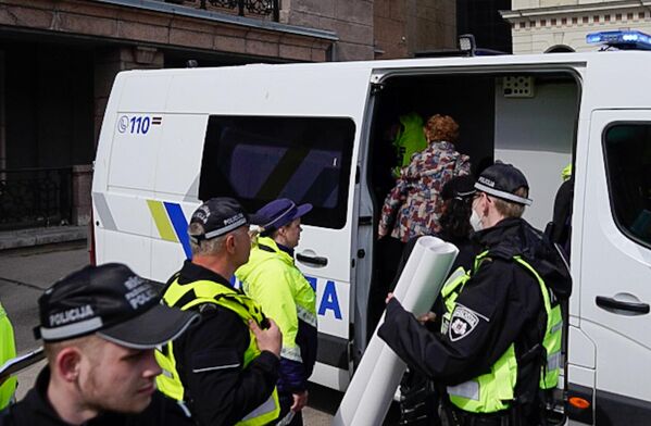 Момент задержания Татьяны Жданок на Ратушной площади в Риге, 13 мая 2022 года. - Sputnik Латвия