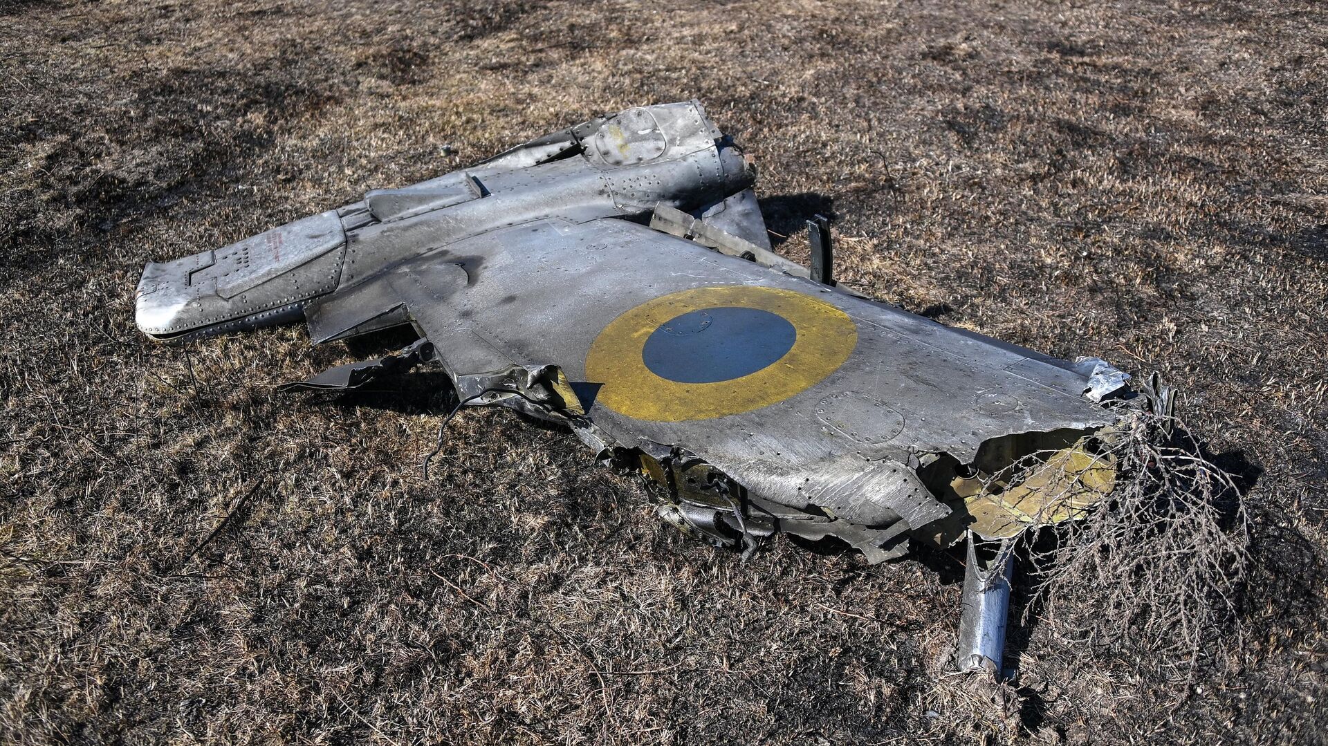 Обломок сбитого украинского штурмовика Су-25 в Херсонской области - Sputnik Латвия, 1920, 16.05.2022