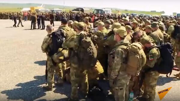 Отряд добровольцев отправился на Украину: кадры из аэропорта Грозный - Sputnik Latvija