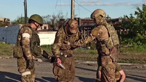 Сдача в плен украинских военных и боевиков с Азовстали в Мариуполе - Sputnik Latvija