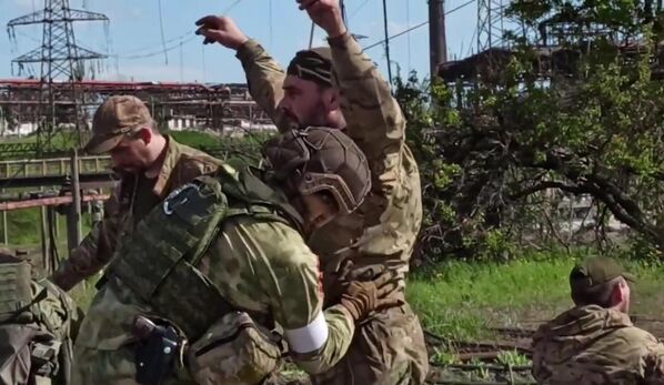 Pirmdien kļuva zināms, ka ar &quot;Azovstaļ&quot; bloķētajiem ukraiņu karavīriem panākta vienošanās par ievainoto evakuāciju - Sputnik Latvija