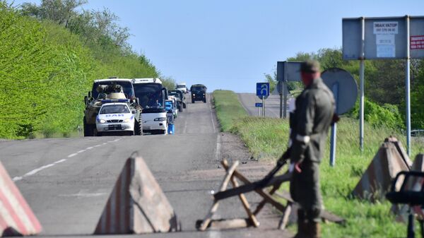 Вывоз сдавшихся в плен украинских военных и боевиков с Азовстали - Sputnik Латвия