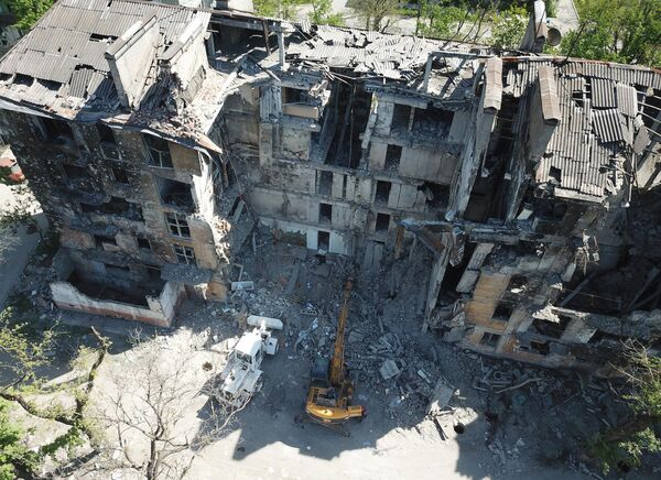 Сотрудники МЧС РФ разбирают завалы разрушенного дома на улице Бахчиванджи в Мариуполе - Sputnik Латвия