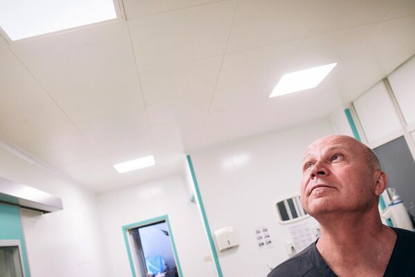 Доктор Сергей Орлеанский в помещении мариупольского кардиоцентра, где восстановлена подача электричества. - Sputnik Латвия