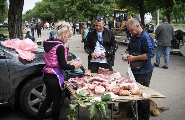 Cilvēki iegādājas pārtiku uz ielas - Sputnik Latvija