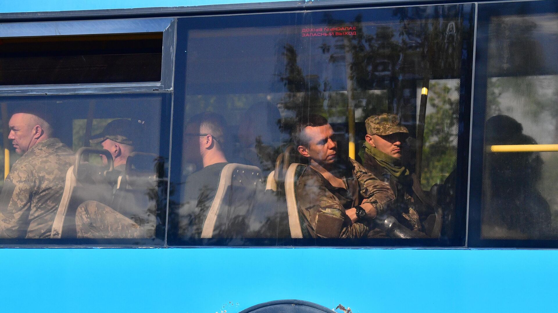 Автобус со сдавшимися в плен украинскими военнослужащими и боевиками националистического батальона Азов выезжает с территории завода Азовсталь в Мариуполе - Sputnik Латвия, 1920, 05.06.2022