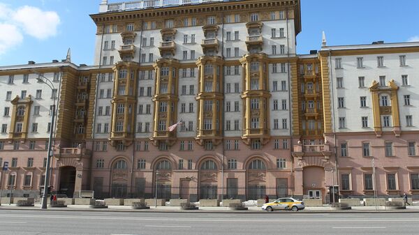 Здание посольства Соединенных Штатов Америки в РФ на Новинском бульваре в Москве - Sputnik Латвия