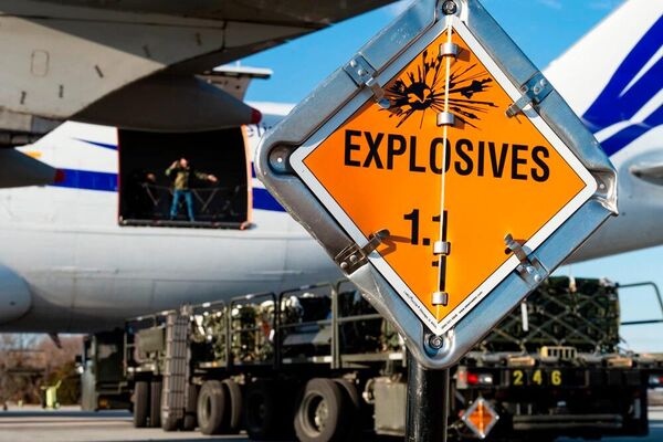 Militārās palīdzības iekraušana Doveras aviobāzē, ASV - Sputnik Latvija
