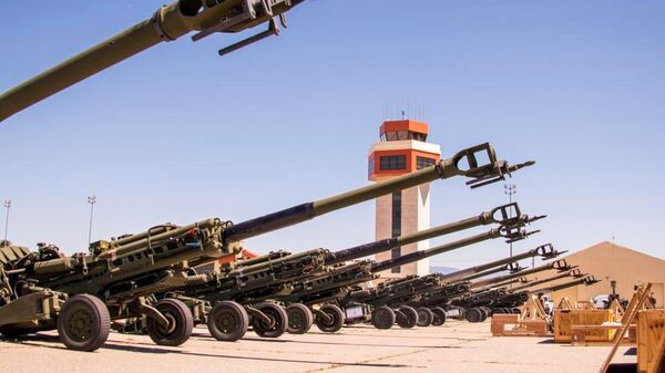 155-миллиметровые гаубицы M777 перед погрузкой на самолет для отправки на Украину на авиабазе Марч ВВС США в Калифорнии - Sputnik Latvija