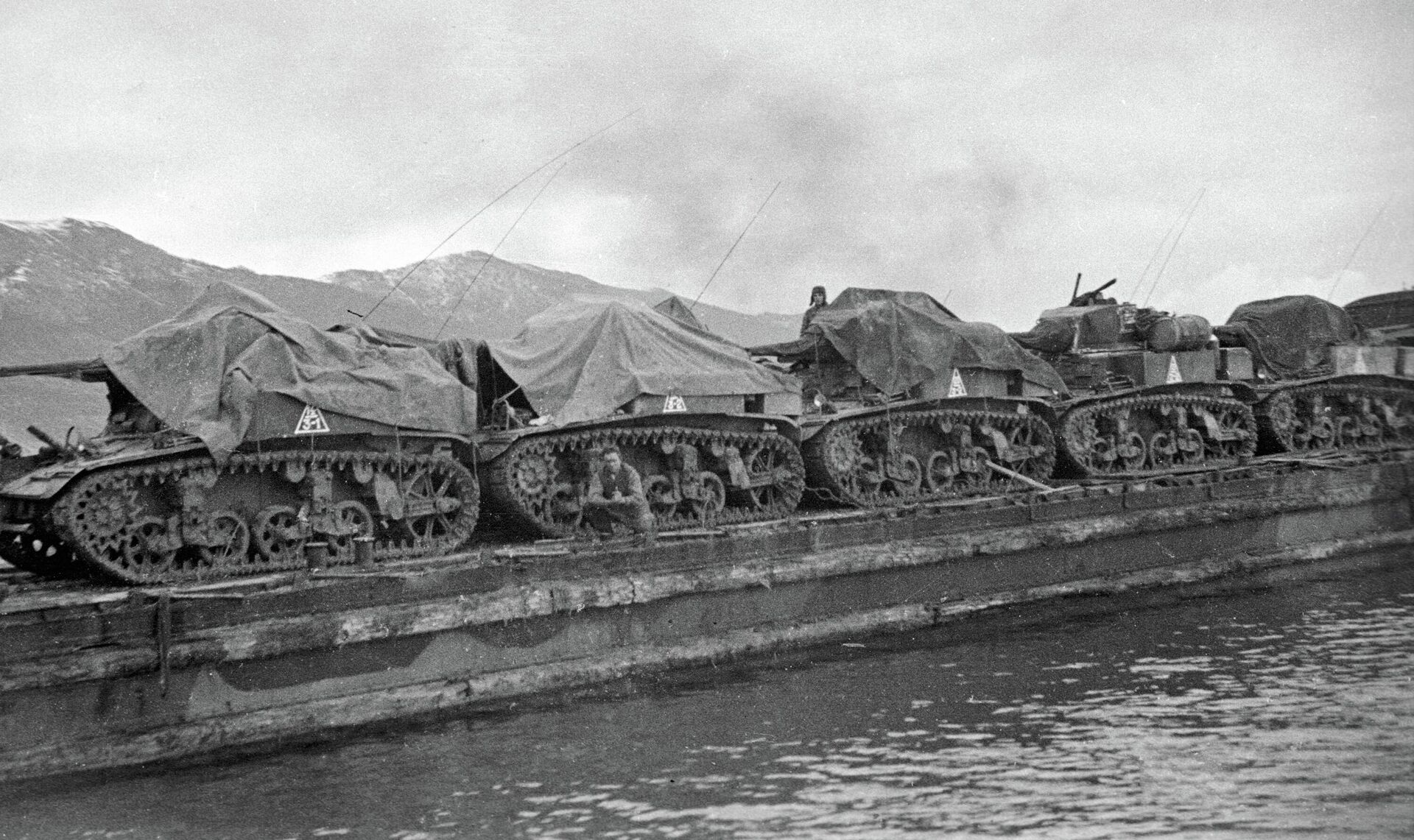Десантная баржа с американскими легкими танками МЗ Стюарт, поставляемыми по ленд-лизу. Архивное фото - Sputnik Latvija, 1920, 20.05.2022