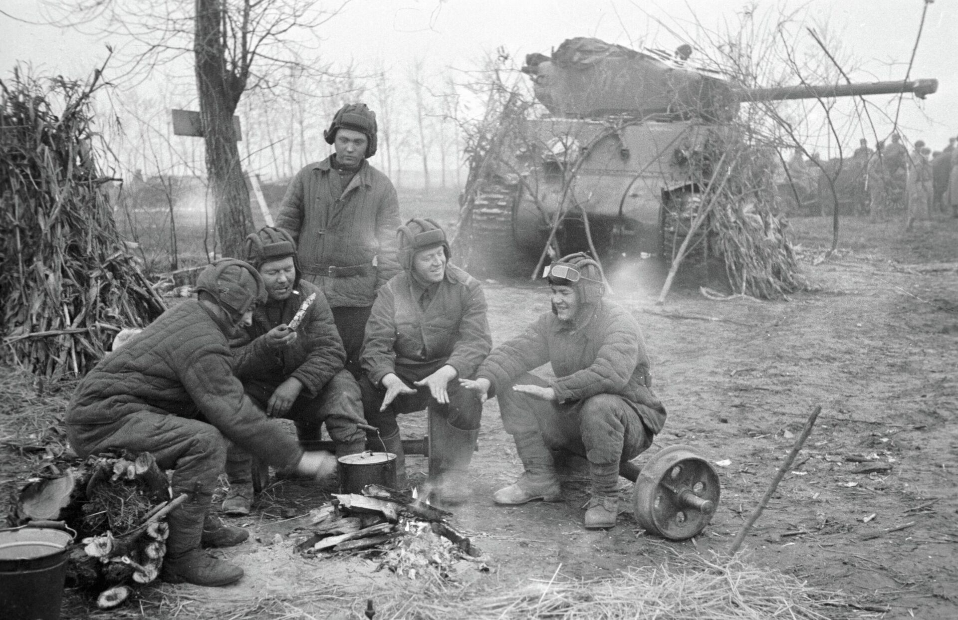 Танкисты отдыхают около костра. Рядом танк Шерман, поставленный по ленд-лизу США. Архивное фото - Sputnik Latvija, 1920, 20.05.2022