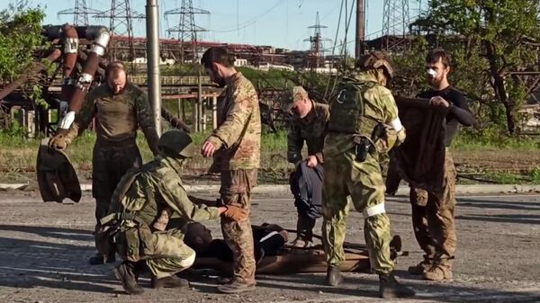 Украинские военные с Азовстали в Мариуполе сдаются в плен - Sputnik Latvija