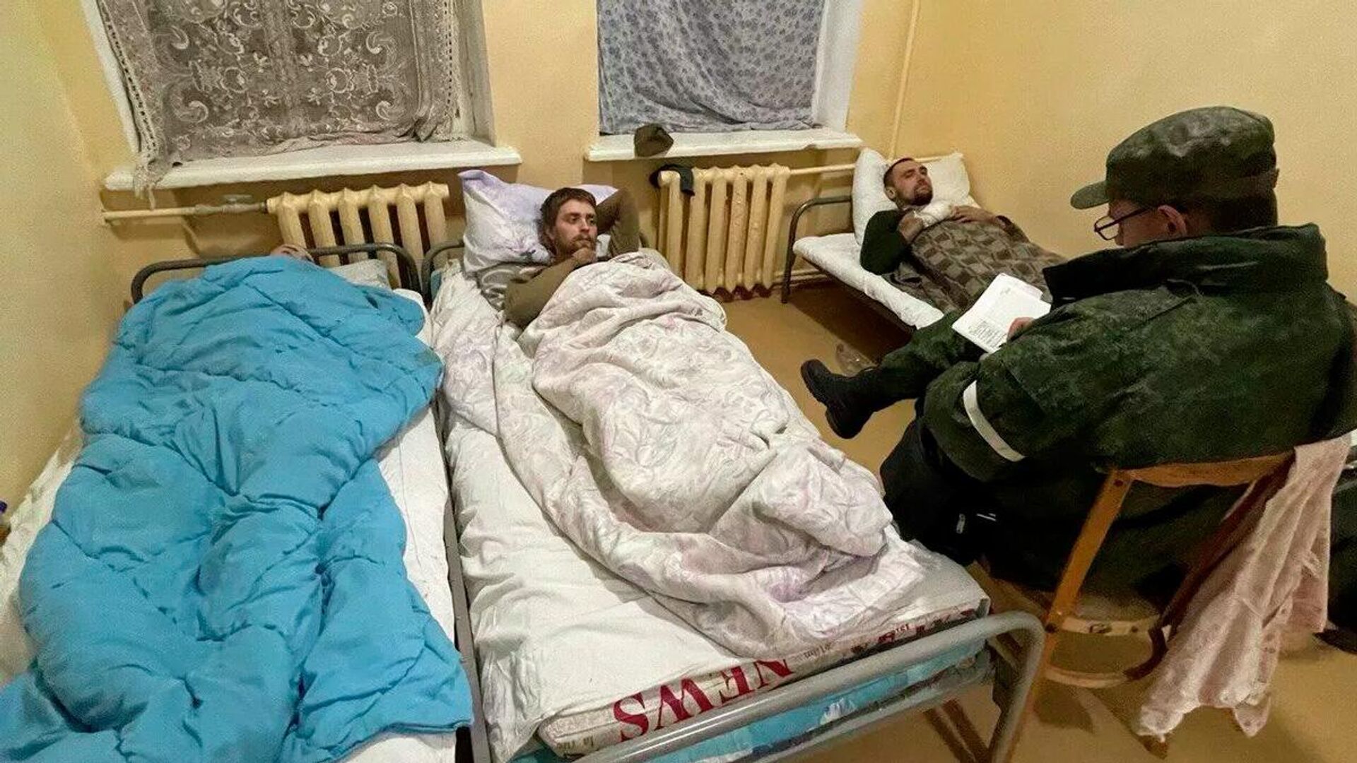 Украинские военнослужащие в больнице в Новоазовске - Sputnik Latvija, 1920, 20.05.2022