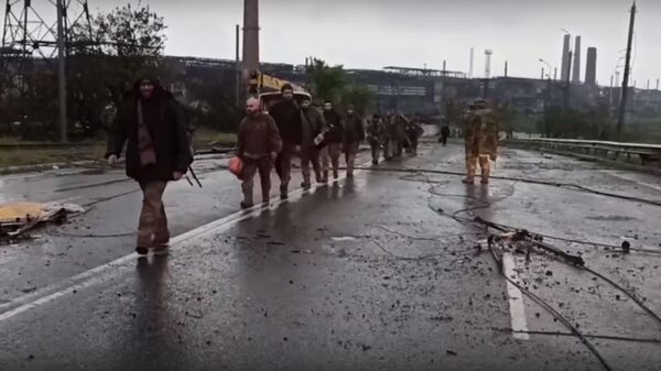 Число пленных боевиков на Азовстали перевалило за 1700: видео Минобороны РФ - Sputnik Латвия