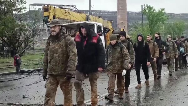 Продолжается выход пленных украинских боевиков с Азовстали - Sputnik Латвия