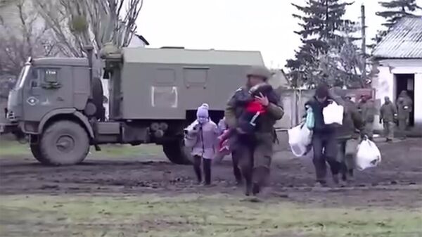 Российские военные эвакуировали более 60 жителей Харьковской области в Белгородскую область - Sputnik Латвия