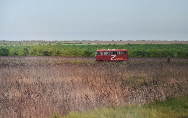 Autobuss ar burtu &quot;Z&quot; Hersonas apgabalā - Sputnik Latvija