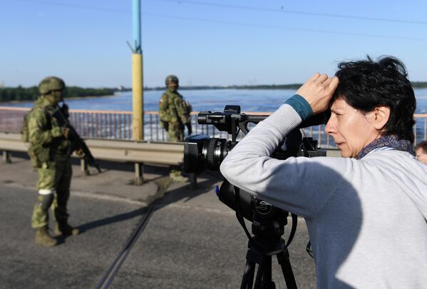 Ārvalstu žurnālisti Kahovskas HES – Dņepras HES kaskādes sestajā posmā 5 km no Novaja Kahovka pilsētas - Sputnik Latvija