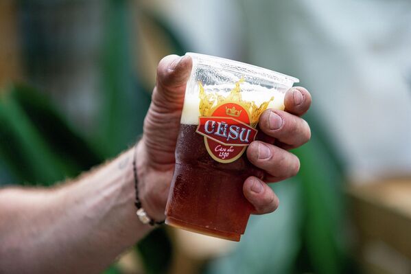 Многие поклонники фестиваля приходят отведать пенного напитка каждый день в течение всего времени проведения. - Sputnik Латвия