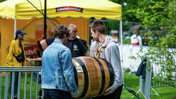 В Риге открылся юбилейный десятый пивной фестиваль Beerfest 2022 - Sputnik Латвия