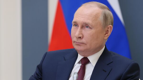 Президент РФ Владимир Путин участвует в Евразийском экономическом форуме - Sputnik Латвия