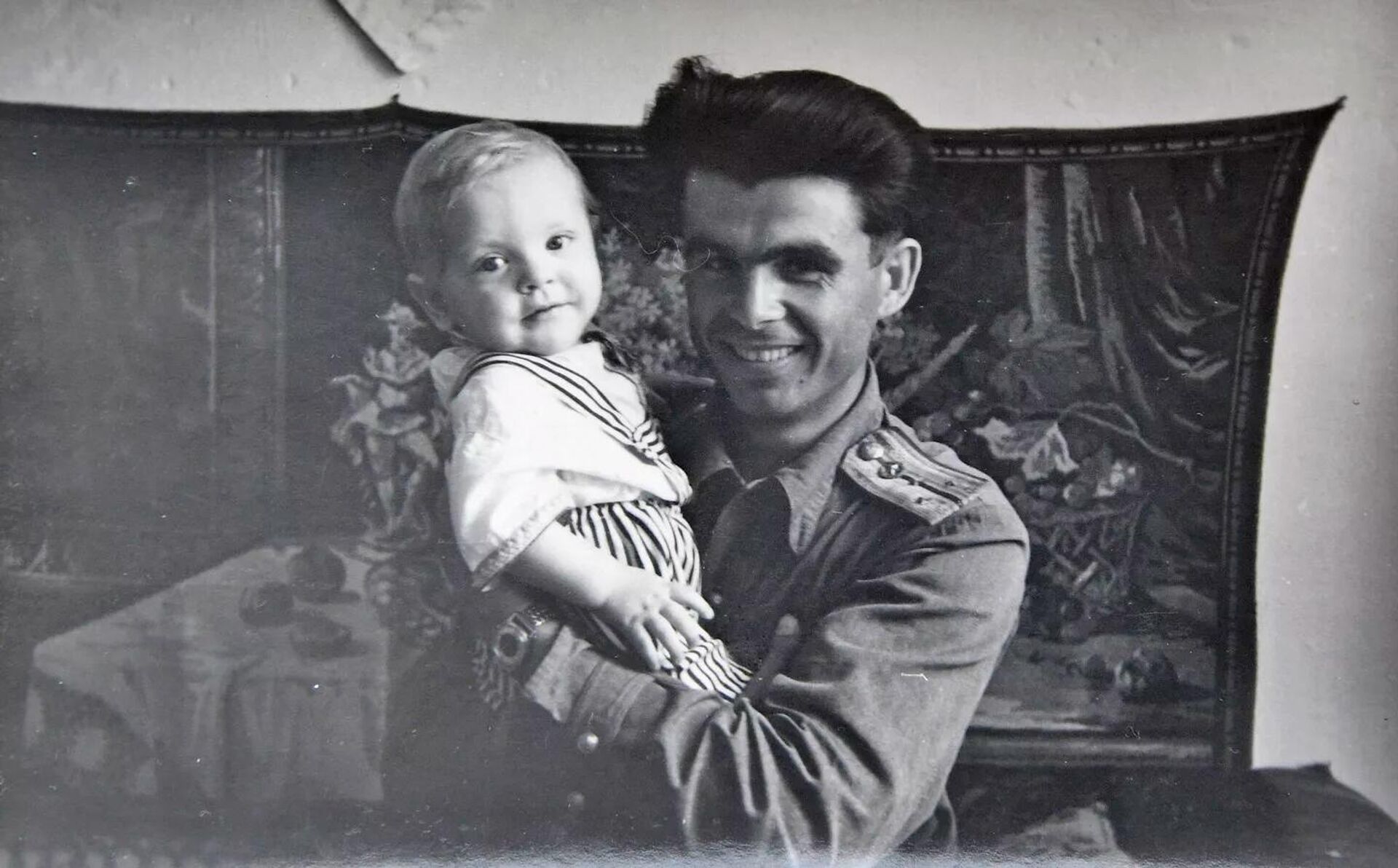 Иван Зинченко с маленьким Сергеем на заставе - Sputnik Latvija, 1920, 28.05.2022