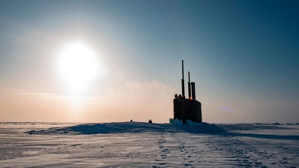 Всплытие американской атомной подводной лодки Toledo в Арктике - Sputnik Латвия