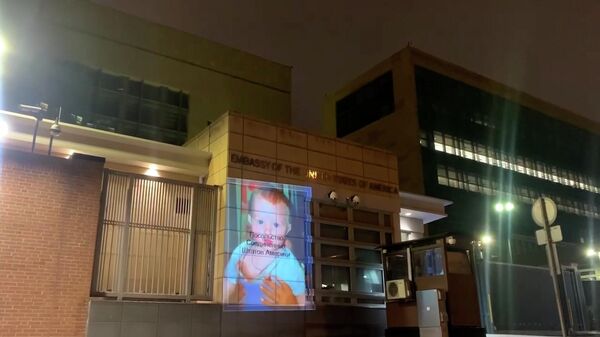 На посольство США в Москве спроецировали видео с погибшими детьми Донбасса - Sputnik Latvija