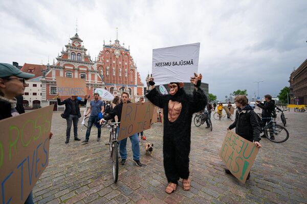 В Риге прошел марш &quot;Город для людей&quot;, в котором приняли участие десятки людей - Sputnik Латвия