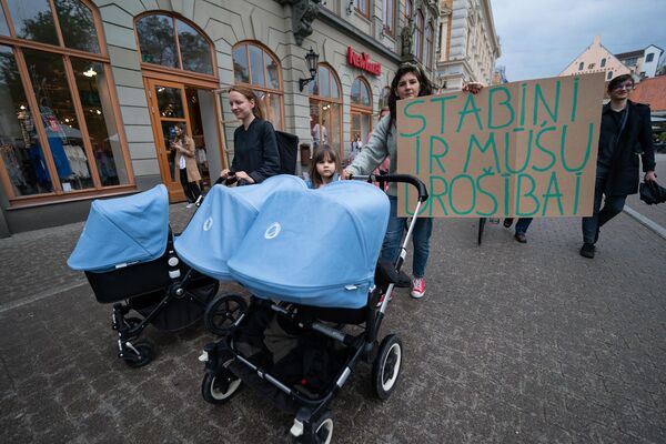 В Риге прошел марш &quot;Город для людей&quot;, в котором приняли участие десятки людей - Sputnik Латвия
